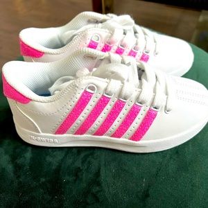 GIRLS K-SWISS SIZE 13 PINK & WHITE
